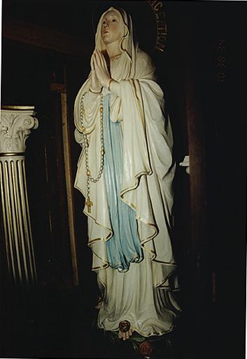 Vue d'une statue de procession de la Vierge de Lourdes.