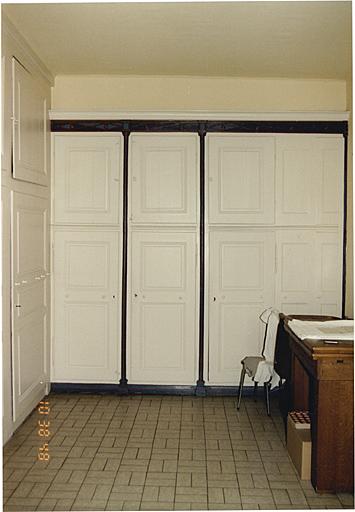 Vue d'une armoire de sacristie.