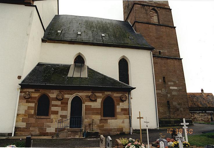 Vue partielle côté nord avec ancienne nef transformée en choeur et sacristie nord avec remplois de l'ancienne église.