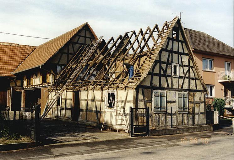 Vue du logis de ferme, 308 a, rue Principale, en cours de démolition.