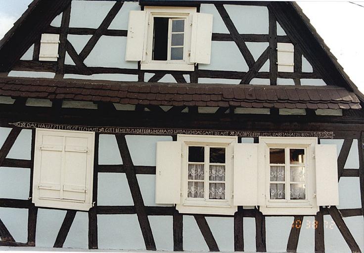 Vue du logis de ferme, 308, rue Principale, avec inscription propitiatoire et commémorative sur la sablière, de 1808.