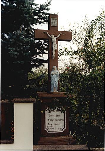 Vue de la croix de chemin (G), rue Principale.