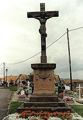 Vue d'une croix de cimetière.