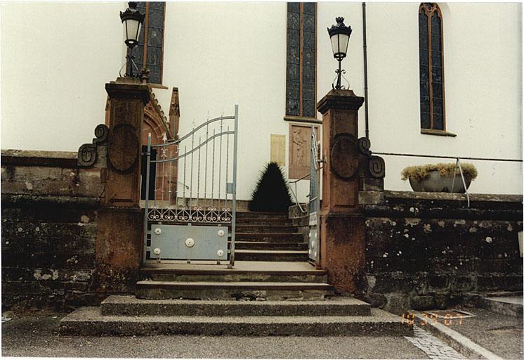 Vue de la porte d'accès au cimetière, côté nord.