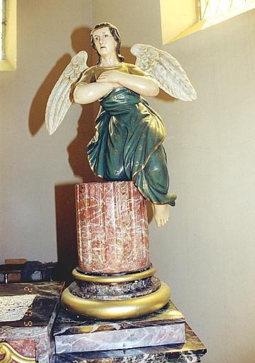 Statue d'ange, à droite de l'autel.