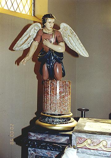 Statue d'ange, à gauche de l'autel.