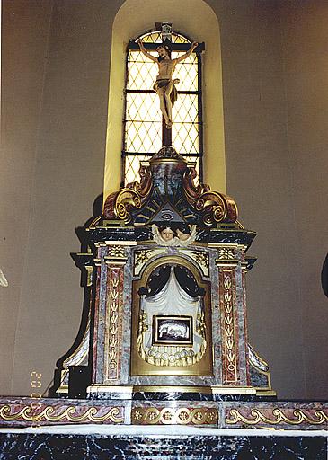 Le tabernacle et le Christ en croix.