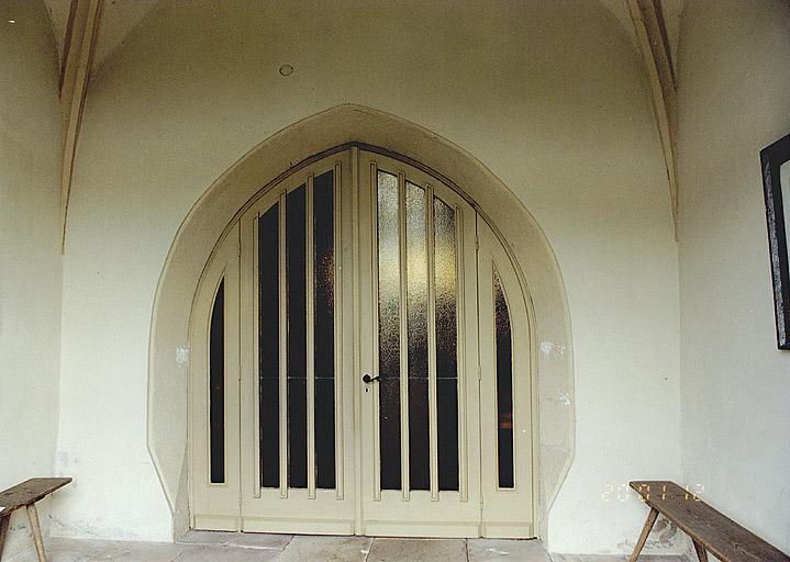 Rez-de-chaussée du clocher : porte vers la nef.