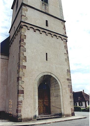 Partie inférieure du clocher, vue du nord-ouest.