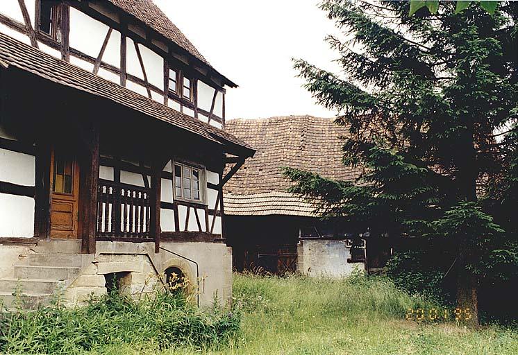 Mur-gouttereau du logis sur cour et grange.