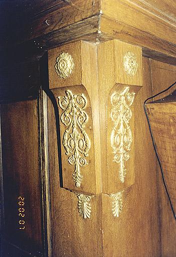 Détail du décor de l'autel catholique (angle gauche).