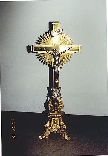 Vue d'une croix d'autel No 1 : Christ en croix.