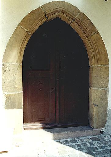 Porte de l'ancienne tour-porche, à l'ouest.