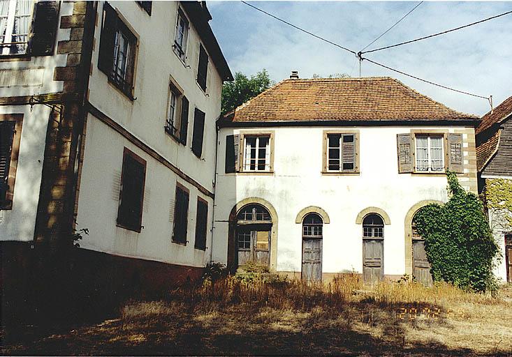 Logement accolé à la demeure principale, daté 1832.