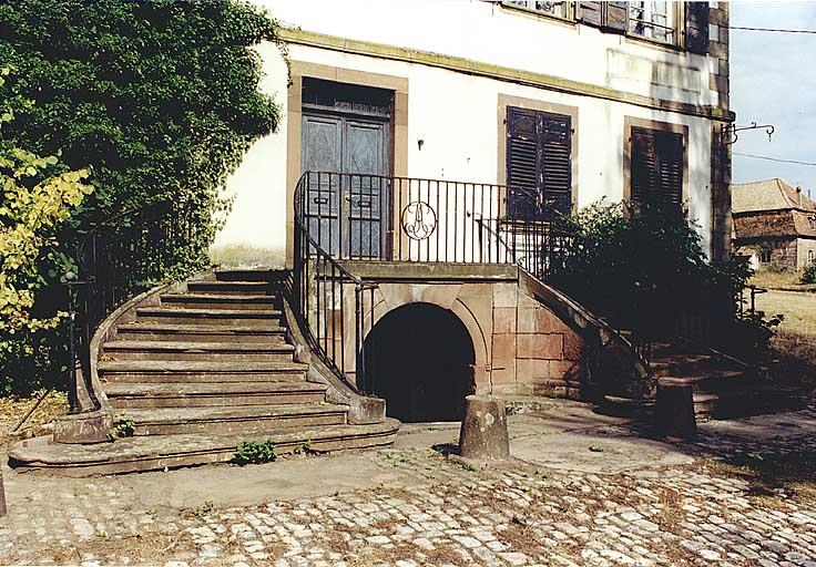 Demeure principale : escalier vers le rez-de-chaussée.