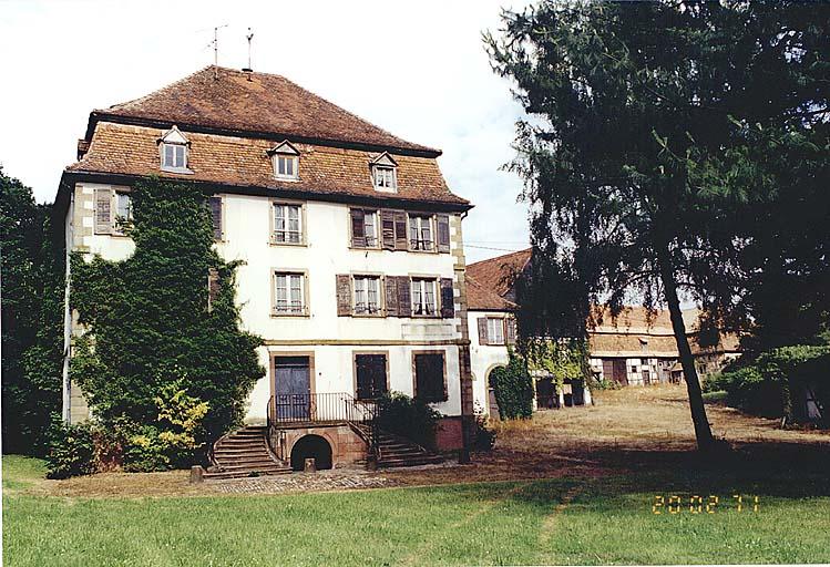 Vue de la demeure principale. Au fond, la ferme.