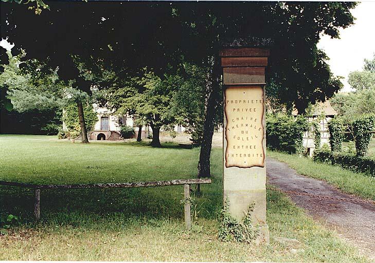 Vue de l'entrée depuis la rue.