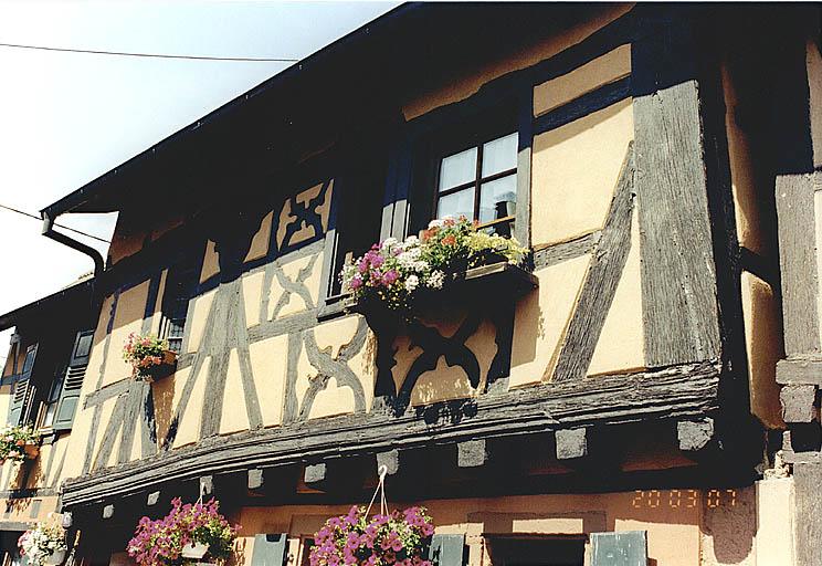 Etage du mur-gouttereau sur rue.
