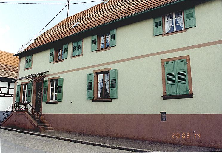 Logis : mur-gouttereau sur rue.