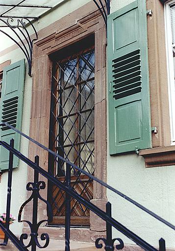 Mur-gouttereau antérieur : porte d'entrée datée 1737.