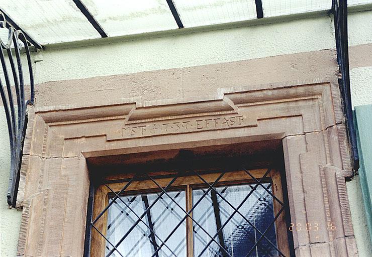 Mur-gouttereau antérieur, porte d'entrée, détail du linteau.