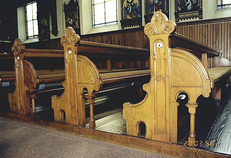 Vue des bancs d'église.