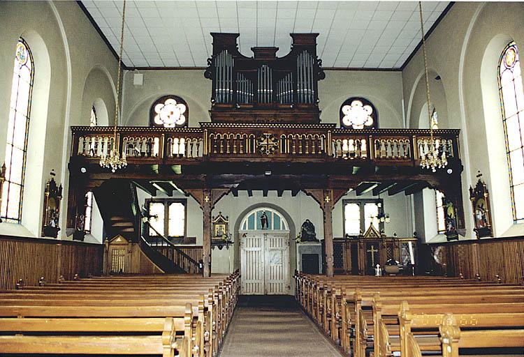 Vue de la nef vers la tribune d'orgue.