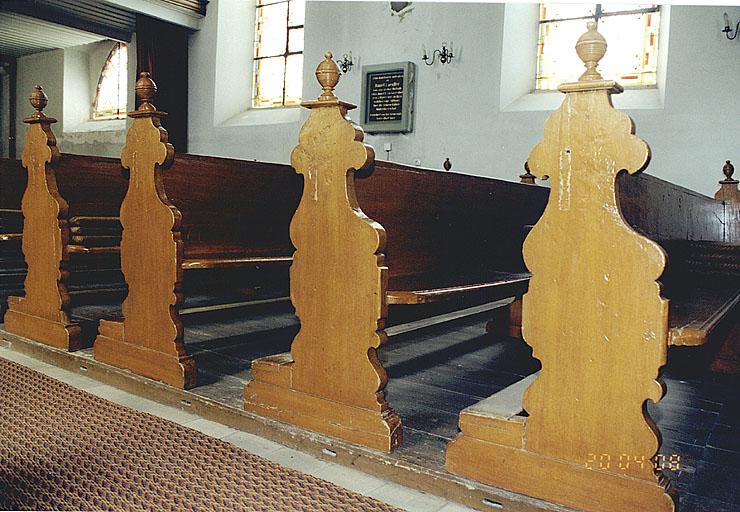 Vue de bancs de temple.