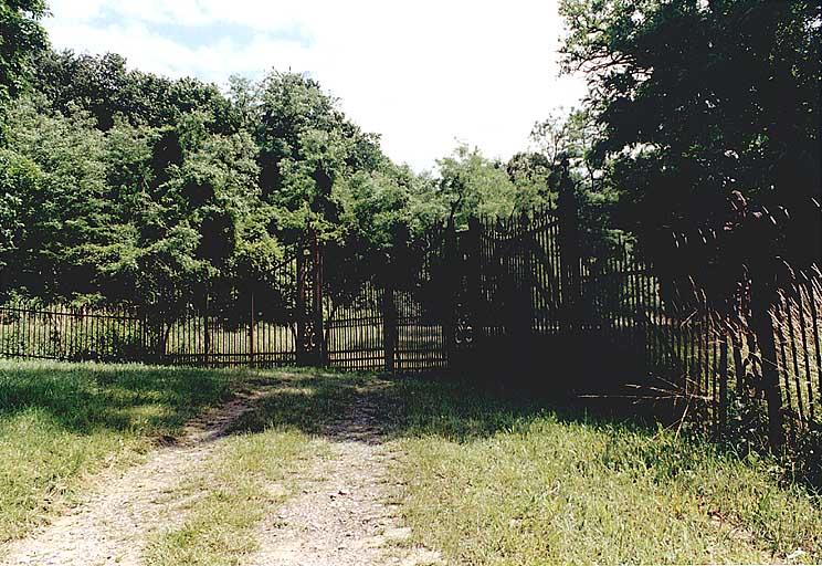 Vue du monument commémoratif de l'empereur Frédéric III, 1895 (G) : porte de la grille de l'enclos sur la route D. 28.