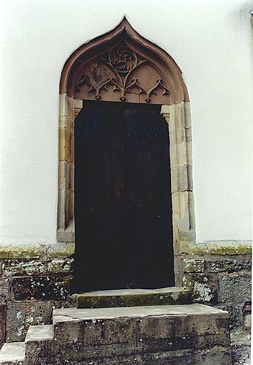 Clocher-porche, face sud, porte vers le rez-de-chaussée.