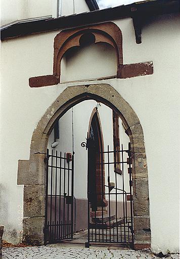 Porte ouest de l'enclos.