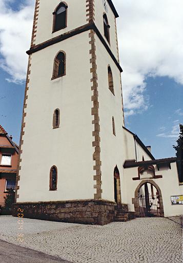 Le clocher-porche vu depuis le sud-ouest.