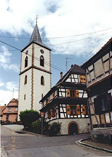 Le clocher-porche vu depuis la rue de l'Eglise.