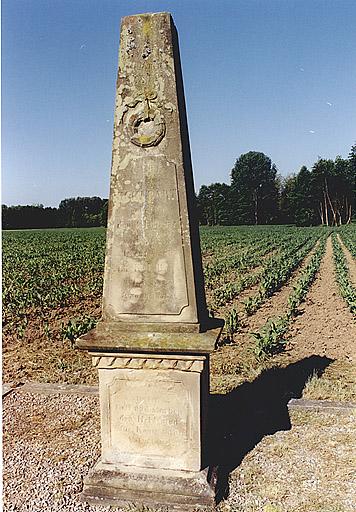 Vue du monument commémoratif des lieutenants Ludwig Haren et Philipp Reichsgraf von Wolkenstein-Rodenegg, décédés en 1870. Elevé par Bruner frères, 4e quart du 19e siècle.