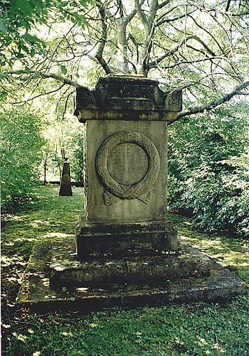 Vue du monument commémoratif d'Albin Oertel et de Hugo von Hofstetter zu Plazol, morts le 6 août 1870, route de Mitschdorf (J).
