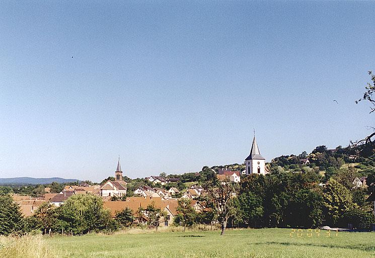 Vue du village de Goersdorf prise du sud-est : à gauche l'église catholique, à droite l'église protestante.