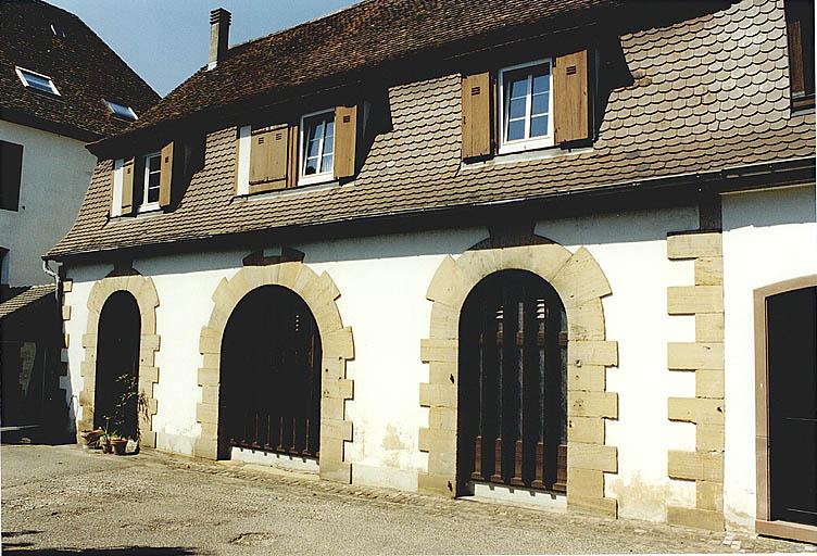 Dépendance avec remises, au nord de la chapelle, face est.