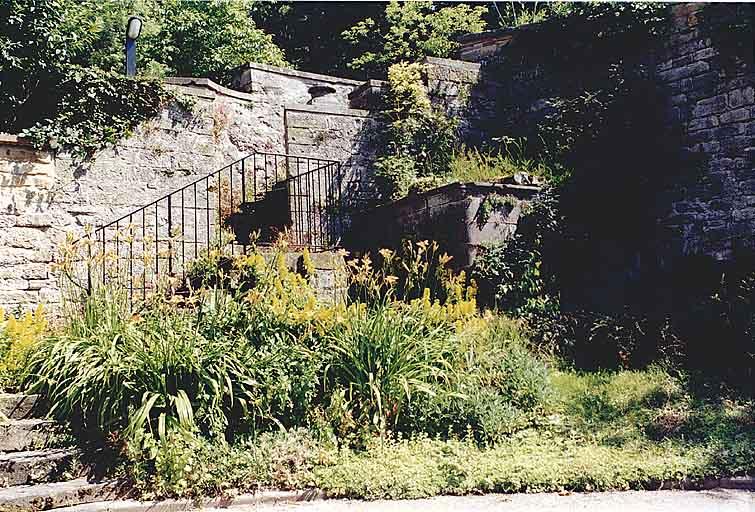 Fontaine contre un mur de soubassement au nord du bâtiment conventuel.