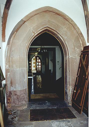 Clocher de la chapelle, porte nord du porche.