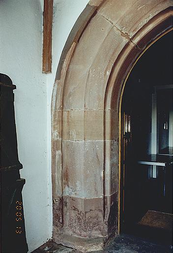 Clocher de la chapelle, porte nord du porche, détail du chambranle mouluré.