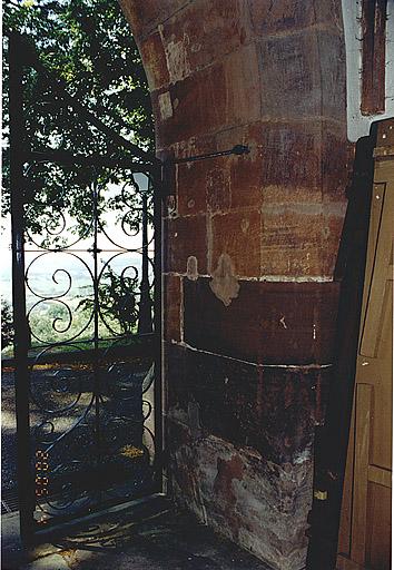 Clocher de la chapelle, porte sud, détail du chambranle vu de l'intérieur.