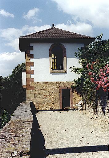 Tour d'angle de la terrasse, vue depuis la terrasse, face est.