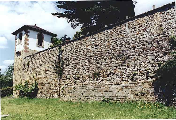 Mur de soutènement de la terrasse et tour d'angle à gauche.