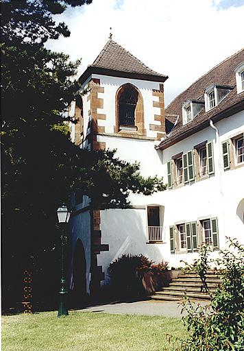 Vue du clocher-porche de la chapelle, prise du sud-est.