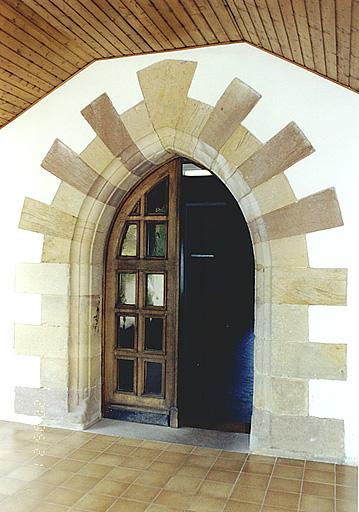 Chapelle, porte dans le mur nord.