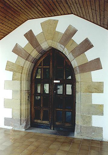 Chapelle, porte dans le mur nord.