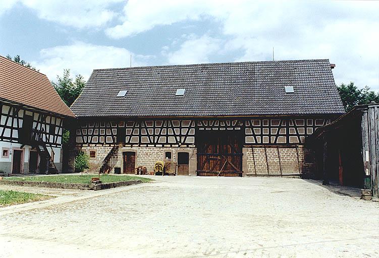 Grange-étable sur la cour, datée 1832.