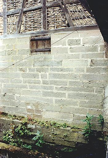 Mur-pignon du bâtiment situé sur l'autre rive du canal.