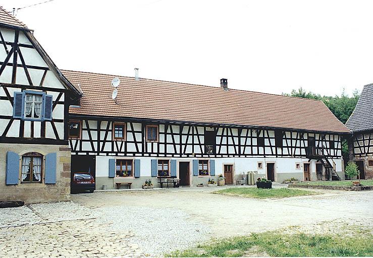 Le moulin à gauche, étable-écurie à droite, sur la cour.
