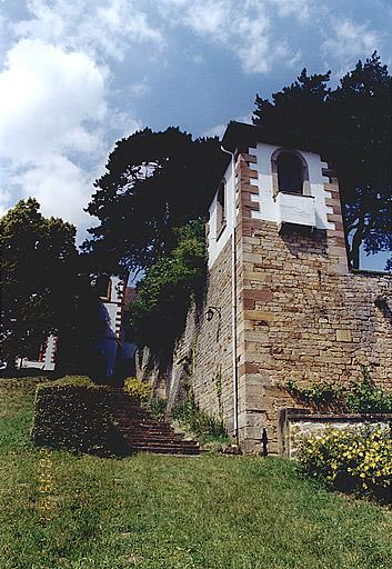 Tour d'angle de la terrasse, vue du sud-ouest et clocher de la chapelle au fond.